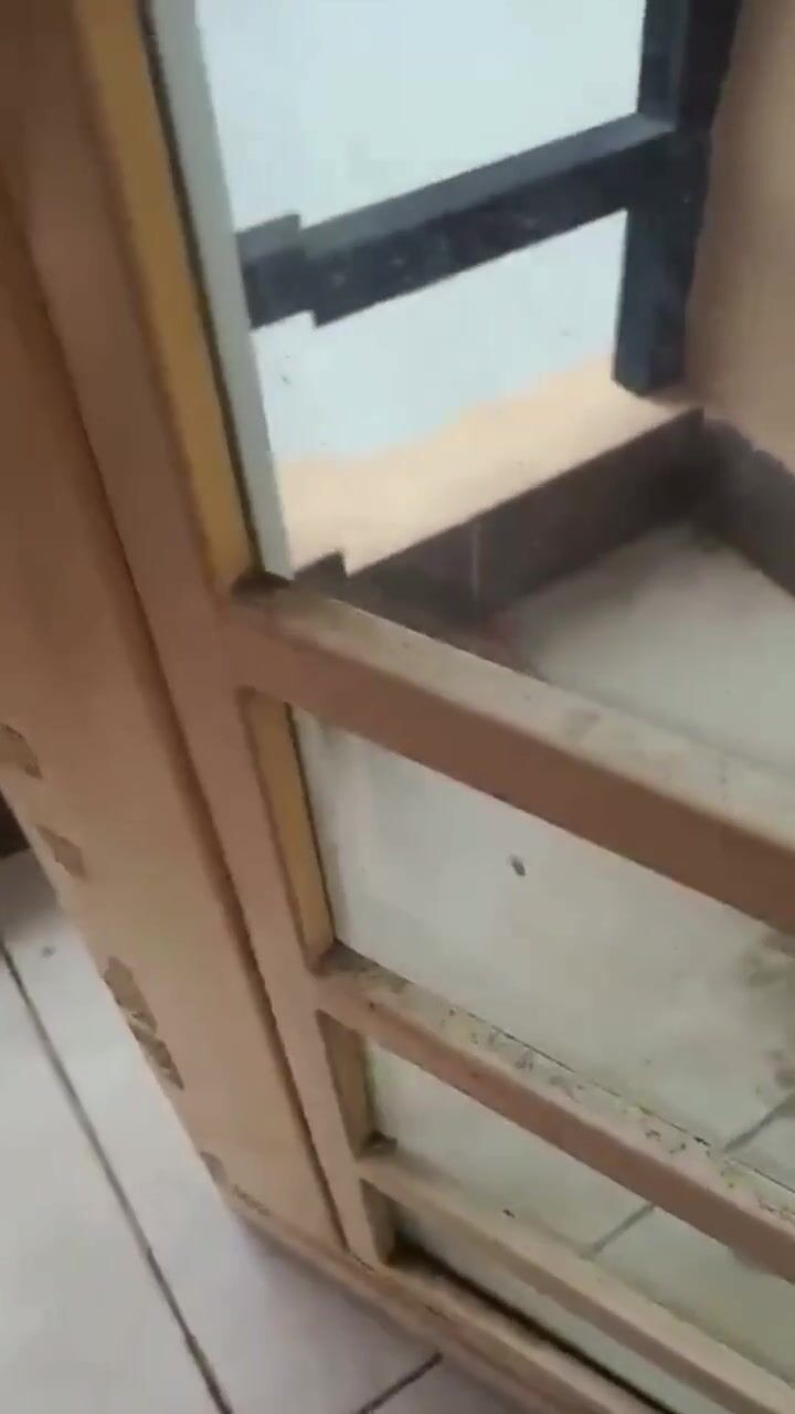 Sáng sớm mang em ra ban công móc lốp